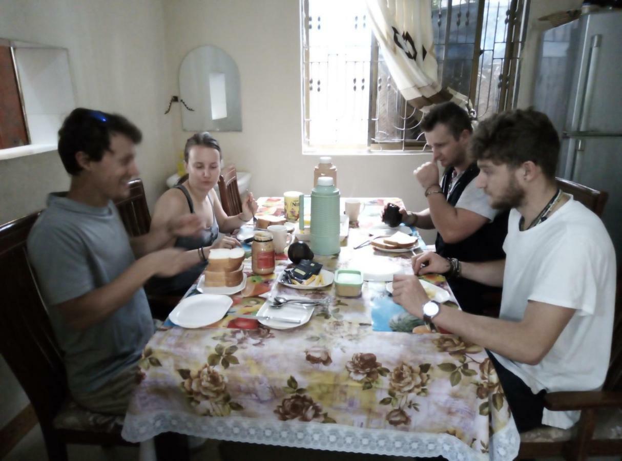 Jj & Je Family House Hostel Дар ес Саалам Екстериор снимка
