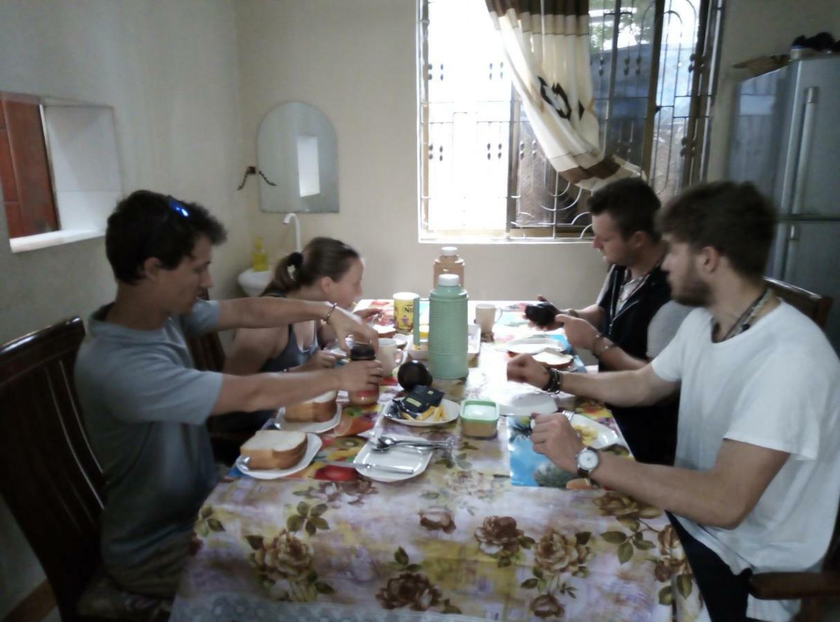 Jj & Je Family House Hostel Дар ес Саалам Екстериор снимка